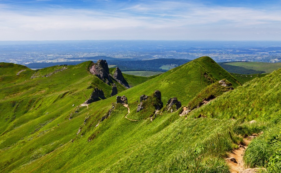 Quels sont les endroits incontournables à visiter en Auvergne pour admirer les paysages ?